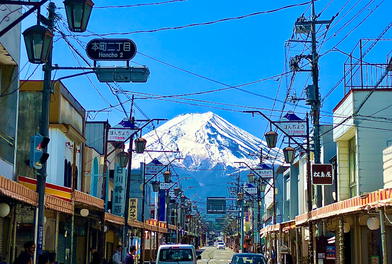 富士本町通商店街與富士山同框