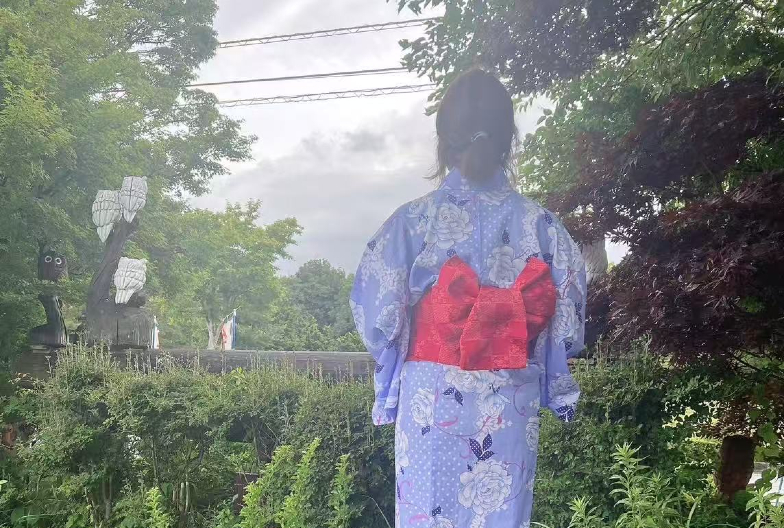 Details of a yukata and obi sash.