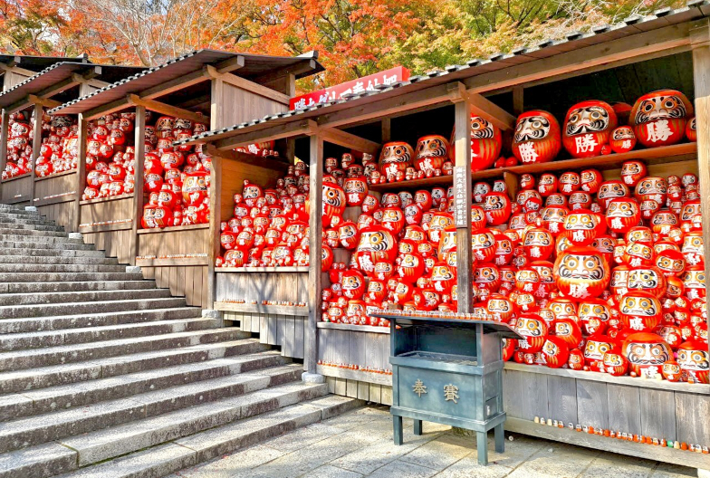 秋季紅葉環繞的勝尾寺